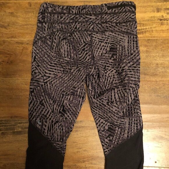 𝅺lolë Run Capris - Black Foliage - Size S - Picture 5 of 9